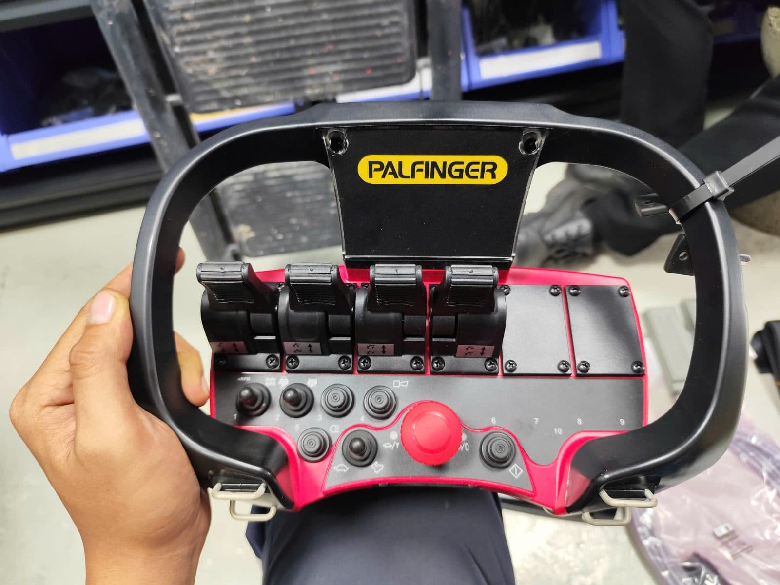 Điều khiển từ xa cẩu Palfinger (Remote Palfinger)