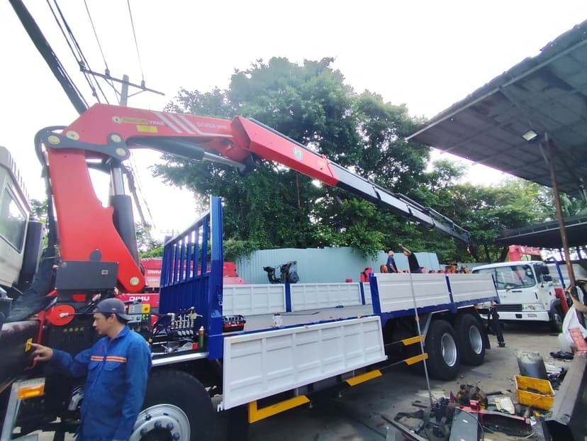 Xe tải Dongfeng KL340 8x4 gắn cẩu gập Palfinger SPK42502D (15 tấn)