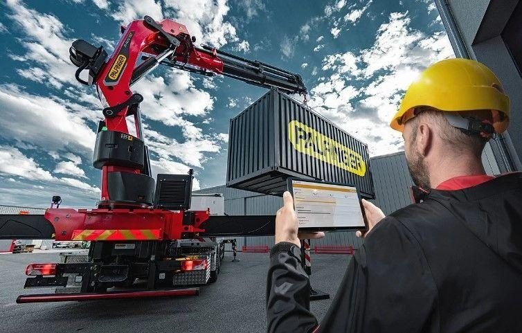 Kỹ thuật viên PALFINGER kiểm tra cẩu bằng ứng dụng Smart Inspection