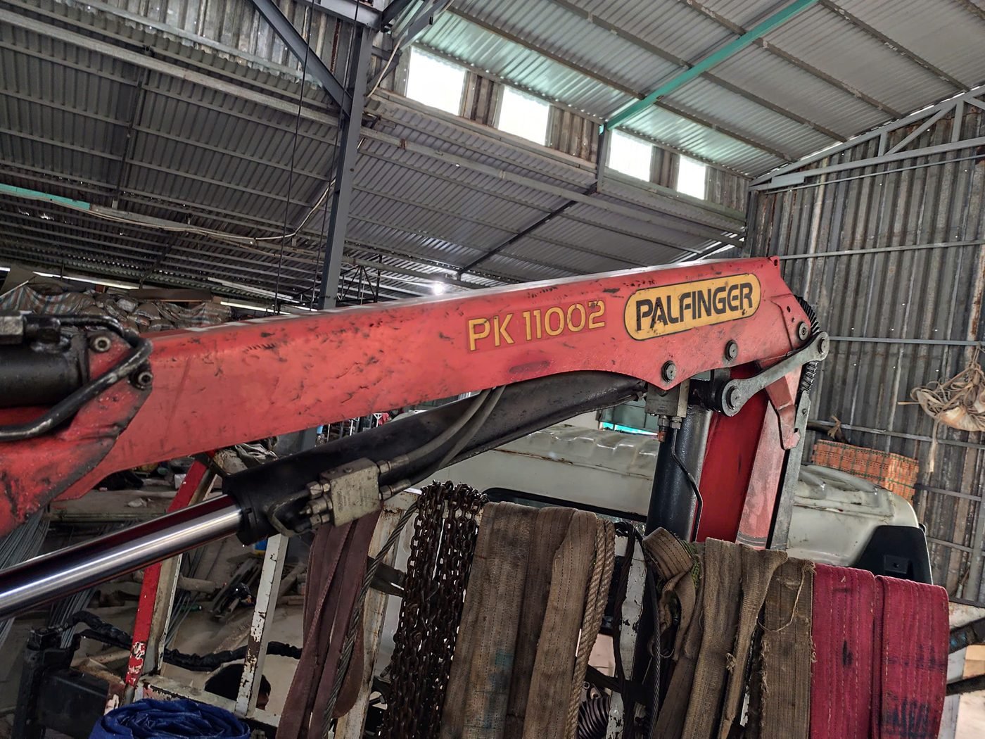 Cần cẩu PALFINGER PK11002 mang thương hiệu Trường Thịnh, gắn trên xe tải Hino